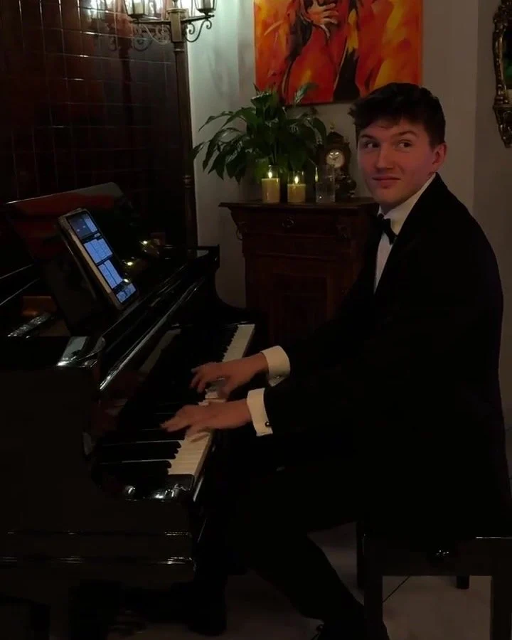 Alan Kucman przy pianinie